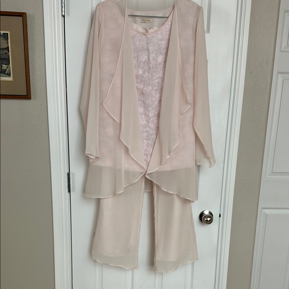 Perfect for spring weddings and event!  Free shipping.